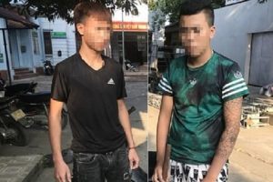 Hà Nội: “Múa kiếm” trên đường, hai thanh niên bị CSGT khống chế