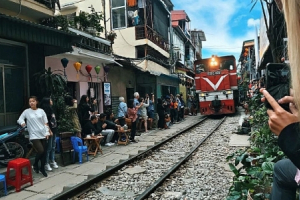 Hà Nội cần kiên quyết giải tán tụ điểm cà phê trên đường sắt