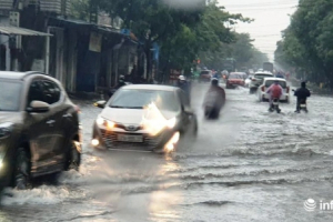 Mưa lớn kéo dài, nhiều tuyến đường ở thành Vinh chìm trong biển nước