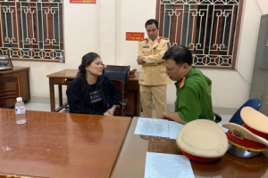 Bắt quả tang vợ chồng cô giáo giao dịch 5 bánh ma túy trên cao tốc