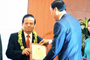 Tiến sĩ Lê Doãn Hợp – Chủ tịch danh dự Hội Truyền thông Số Việt Nam được vinh danh Trí thức Khoa học Công nghệ tiêu biểu năm 2019