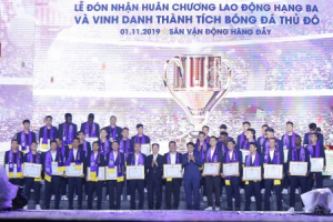 Hà Nội FC dành tặng chức vô địch cho người hâm mộ, đón nhận huân chương lao động hạng Ba