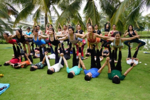 Hơn 60 người tham dự chương trình kết nối Acroyoga & Handstand