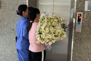 Mẹ mang hoa trắng, đón con trai hiến đa tạng về nhà