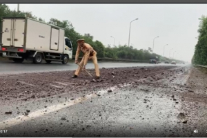 CSGT Hà Nội dọn bùn đất rơi vãi trên Đại Lộ Thăng Long