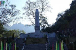 … 'Trông vời lưng núi…'