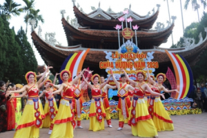 Tưng bừng khai hội Chùa Hương