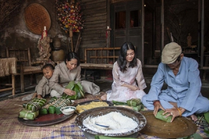 Gói bánh chưng ngày Tết, nét đẹp văn hóa Việt