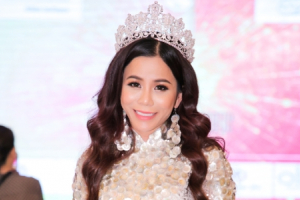 Oanh Lê diện áo dài, đội vương miện dự sự kiện