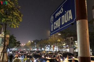 Dòng xe cộ cuồn cuộn đội mưa rét ngày cận Tết Canh Tý 2020