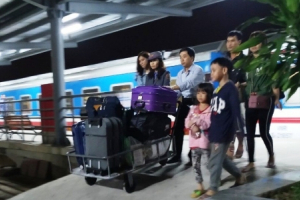 15 khách đi tàu SE30 được hỗ trợ xuống ga Thanh Hóa kịp về quê đón Tết