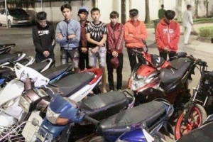 CSGT dùng xe đầu kéo bắt nhóm đua xe lúc rạng sáng trên QL20