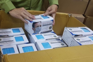 Tạm giữ hơn 100.000 khẩu trang không ghi hạn sử dụng