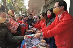 Sơn La: Phát khẩu trang và xà phòng miễn phí cho hàng trăm tiểu thương
