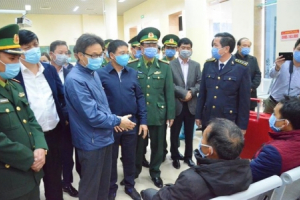 Phó Thủ tướng động viên bà con đang cách ly dịch bệnh, khích lệ y bác sĩ