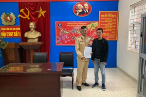 Hà Nội: Đội Cảnh sát Giao thông số 11 trả lại của rơi cho người dân