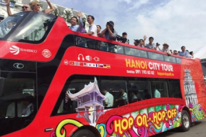 Transerco phun thuốc khử trùng và phát khẩu trang trên xe buýt ngăn dịch Corona