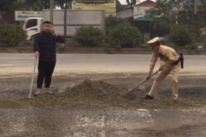 Hà Nội: Đội CSGT số 11 lấp "ổ gà" trên Quốc lộ 21
