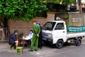Phường Nam Đồng(Đống Đa  – Hà Nội): Kiên quyết xử phạt những trường hợp ra đường không đeo khẩu trang