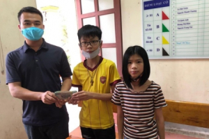 Bộ GD&ĐT tặng bằng khen học sinh trả lại 50 triệu đồng cho người đánh rơi
