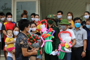 Xúc động lễ bàn giao gần 1000 công dân hoàn thành cách ly đợt 1 tại Hà Tĩnh