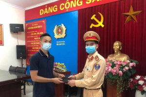 CSGT trả lại tài sản cho người đánh rơi
