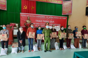 Thừa Thiên - Huế: Chiến sĩ công an giúp dân gặt lúa và trao 450 suất quà thiện nguyện