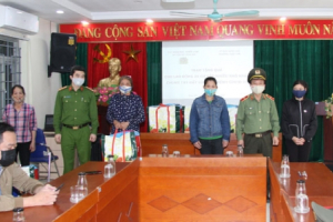 Tặng hơn 200 suất quà tới người lao động di cư