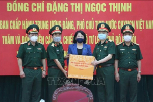 Phó Chủ tịch nước thăm, động viên cán bộ, chiến sĩ chống dịch COVID-19