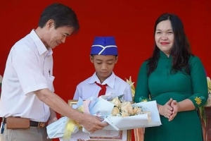 Khen thưởng cậu bé khơi miệng cống, dọn rác giữa trời mưa