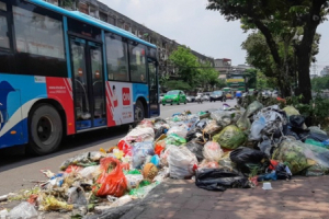 Xe vào bãi rác Nam Sơn bị chặn, phố phường Hà Nội ngập trong 'biển' rác