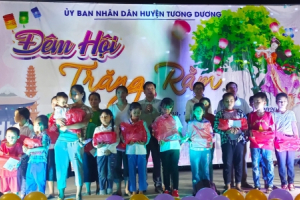 Thủy điện Bản Vẽ mang trung thu đến với trẻ em nghèo vùng cao Xứ Nghệ