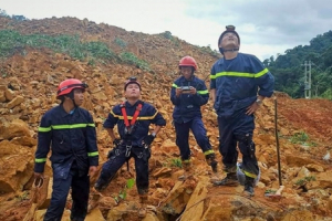 Đất đá vùi lấp nhà điều hành thủy điện Rào Trăng 3