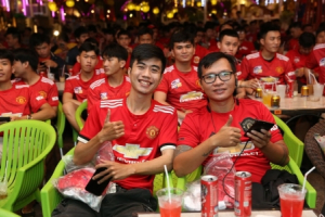 Sức nóng của trận đấu giữa Man United và Chelsea thu hút đông đảo người hâm mộ Việt