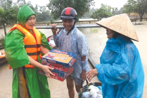 Vẫn ấm tình trong vùng mưa lũ