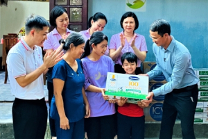 Vinamilk “trao cơ hội đi học, cho cơ hội đổi đời” cùng chương trình “cặp lá yêu thương”