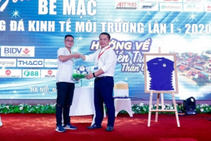 Tạp chí Doanh nghiệp và Thương hiệu trao 110 triệu đồng tiền đấu giá ủng hộ đồng bào miền Trung