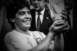 Chúng ta biết ơn Maradona vì niềm vui ông mang lại cho thế gian này
