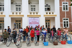 Hội chữ thập đỏ huyện Hương Sơn trao 20 chiếc xe đạp cho học sinh nghèo học giỏi trên địa bàn.