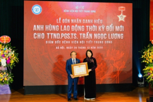 Giám đốc BV Nội tiết Trung ương nhận danh hiệu Anh hùng Lao động thời kỳ đổi mới
