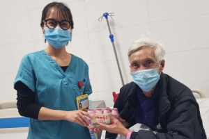 Chương trình tặng quà tết cho trẻ em mồ côi, bệnh nhân cùng các Y bác sĩ 