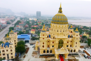 Cận cảnh lâu đài dát vàng của đại gia xi măng ở Ninh Bình: Xây thô hết 400 tỷ, nội thất đắt đến choáng ngợp