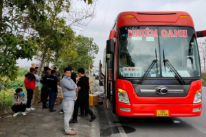 Ninh Bình: Bắt giữ xe giường nằm chở thực phẩm và nhiều mặt hàng không rõ nguồn gốc