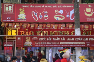 Hà Nội: Người người đeo khẩu trang đi mua vàng lấy may ngày Vía Thần Tài