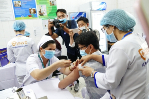 377 người tiêm chủng vaccine COVID-19 trong ngày đầu tiên