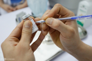 Đề xuất tiêm vaccine Covid-19 cho nhân viên Tân Sơn Nhất