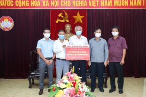 Hà Tĩnh: Công ty cổ phần Đầu tư TNG - Holdings trao tặng 1 tỷ đồng vào Quỹ “Hỗ trợ học sinh đạt điểm cao, hoàn cảnh đặc biệt khó khăn vào học đại học”