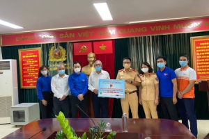 Thương hiệu nước khoáng Tình Thương và những sẻ chia thiết thực với lực lượng chống dịch