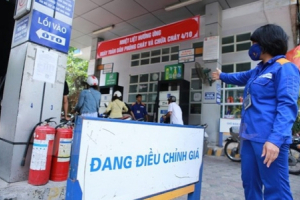 Petrolimex giảm giá xăng dầu hỗ trợ chống dịch Covid - 19