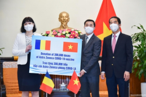 Tiếp nhận vaccine phòng Covid - 19 từ quốc gia EU đầu tiên gửi tặng